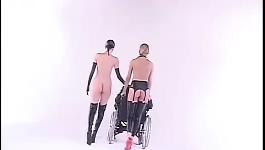 Lateksli iki hatunla üçlü seks