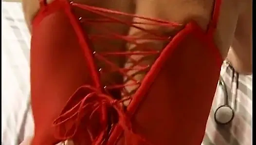 İri göğüslü sarışın orta yaşlı seksi kadın doktor ateşli muayenede zonklayan yarağı gırtlağına kadar alıyor