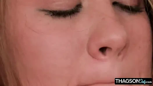 Genç esmer oyuncakla tutkuyla mastürbasyon yapıyor