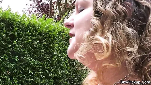 Büyük göğüsler dolgun arkadan sert seviyor