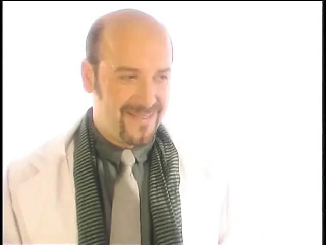 İki şanslı adam sarışın ve esmer birbirlerinin amlarını yalıyor