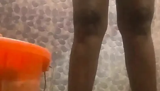 Hintli tamil yaramaz evli kadın Renu gizli banyoda çıplak azdırıyor ve şirket müdürü için sari giyiniyor! Indianhotwifex