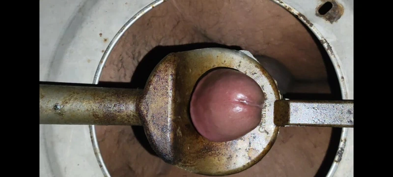 Hintli genç kız gazlı fırın deliğini sikiyor