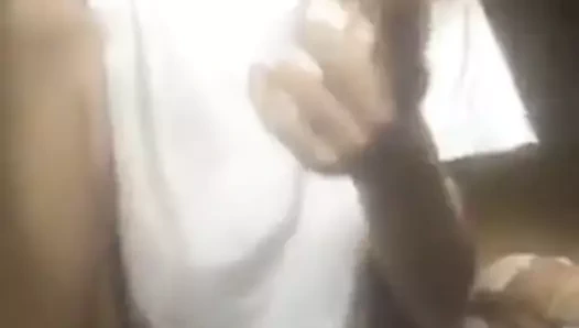 Kıvırcık saçlı ateşli kız mastürbasyon yapıyor