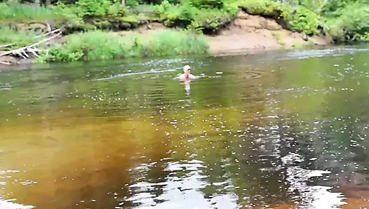 2 ateşli hatunla sahilde sert üçlü seks