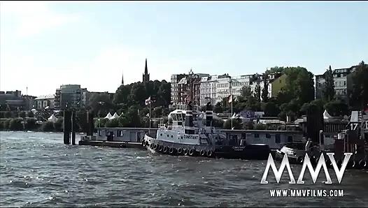 Sarışın kıvırcık ann iş arkadaşını sikiyor