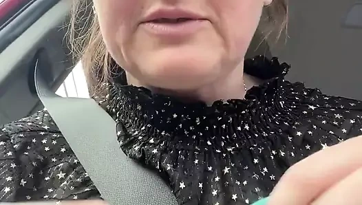 Yolcu koltuğunda üstsüz kalmak, çünkü hava buz gibiydi ve üst üste oturmak istedim.