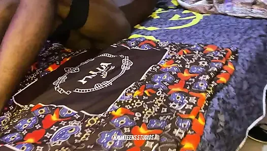 Siyah adam minyon sıska hatun amcığını sikiyor ve dölle dolduruyor