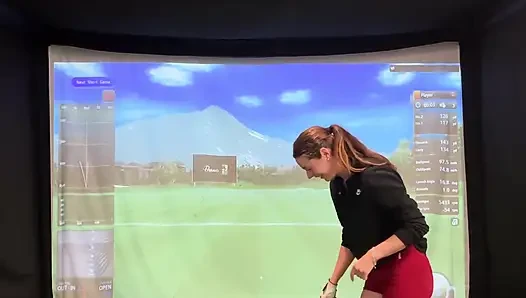 Benim lush ile bir simülatörde golf yapmaya çalışıyorum! Ben sallanırken boşalmamaya çalışıyorum!