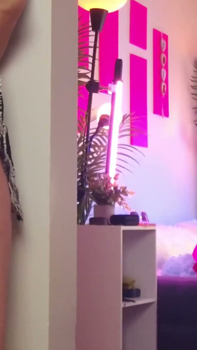 Twink çocuğunu külotlu çorabına boşalırken yakaladı! | Clip 1