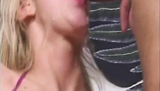 Havuz kenarında onun idrarını içer