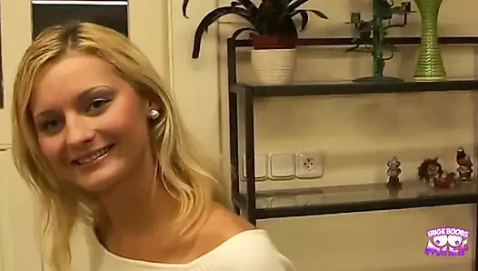 Utangaç bir sarışın röportaj yapıyor ve yüzüne boşalana kadar ıslak bir sakso çekerken bakış açısı videoya çekiliyor