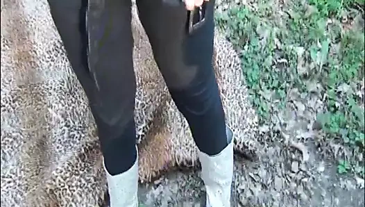 Sarışın Dorotea'yi telefonda filme alıyorum, bir teşhirci