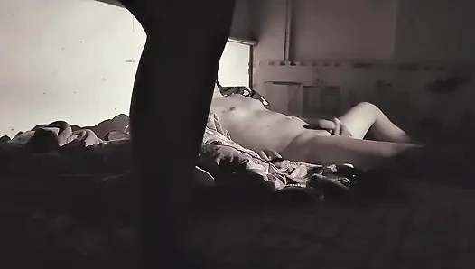 Gece Kamerası! Seksi elbiseli ateşli üvey kız kardeş üvey erkek kardeşinin yarağına biniyor ve sessizlik istiyor