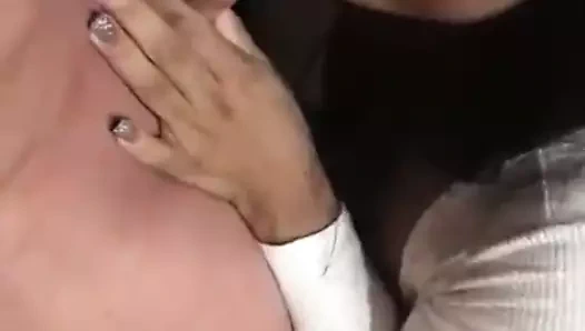 2 kızlar emme horoz birlikte