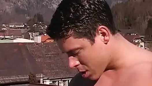 Alman orta yaşlı seksi kadın oral seksten sonra onu prezervatife boşalttı