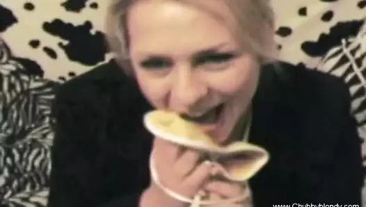 chubby sarışın kullanır onu oyuncak