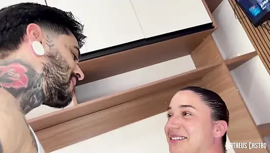 Büyük götlü beyaz kız fışkırtana kadar böyle bir tutkuyla sikiliyor