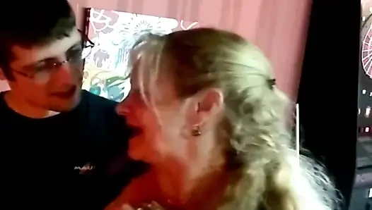 Büyük memeli Fransız sarışın genç erkek avcısı sert sikiliyor