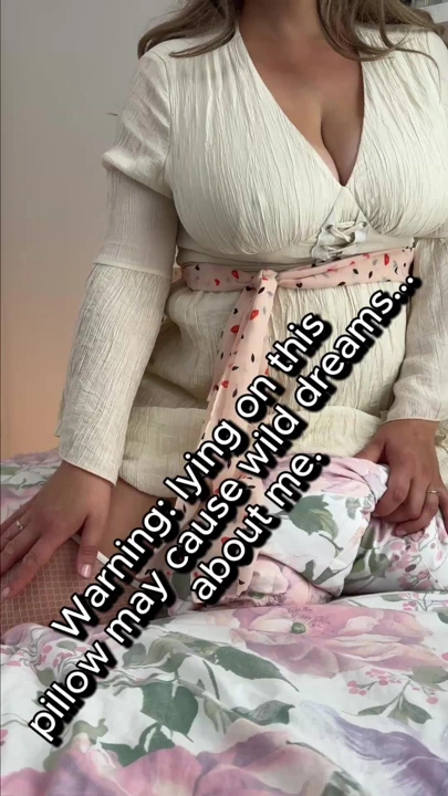 Büyük orta yaşlı seksi kadın mindere bayılıyor, ona sürtünme oldukça çekici.