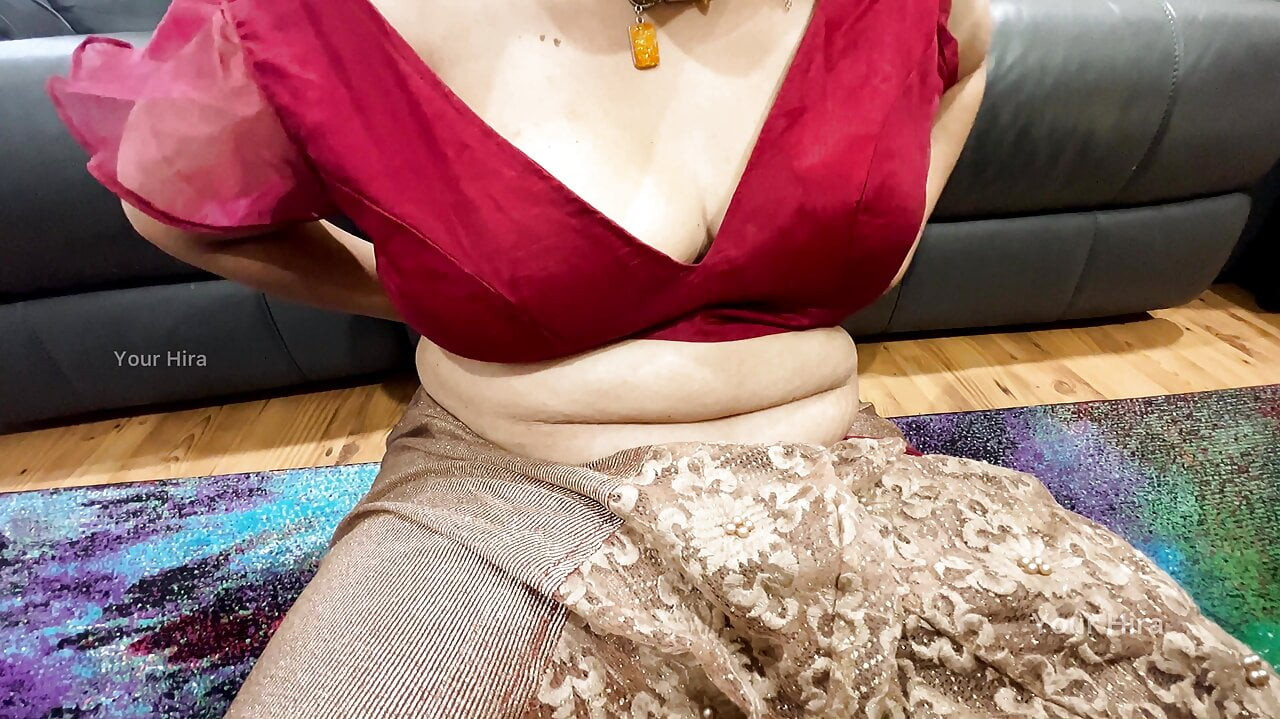 Saree bluzunu soyuyorum ve baştan çıkarıcı bir şekilde büyük göğüslerime masaj yapıyorum