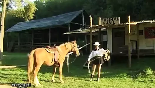 Kovboy kızlar sert şaplak dersi alıyor