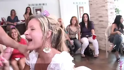 Büyük memeli sarışın latin striptizciyi emiyor