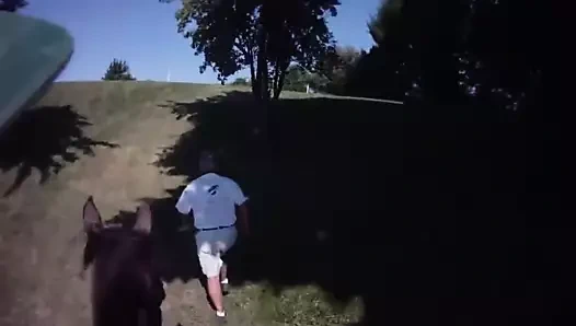 Kız bir kask kamerası takıyor