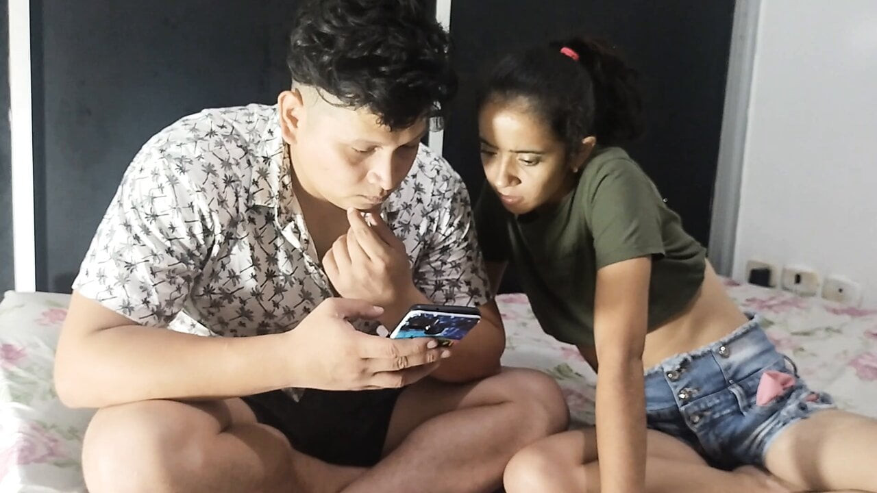 Üvey kız kardeşimle viral bir oyun oynuyorum ve sonunda boşalana kadar onu sikiyorum