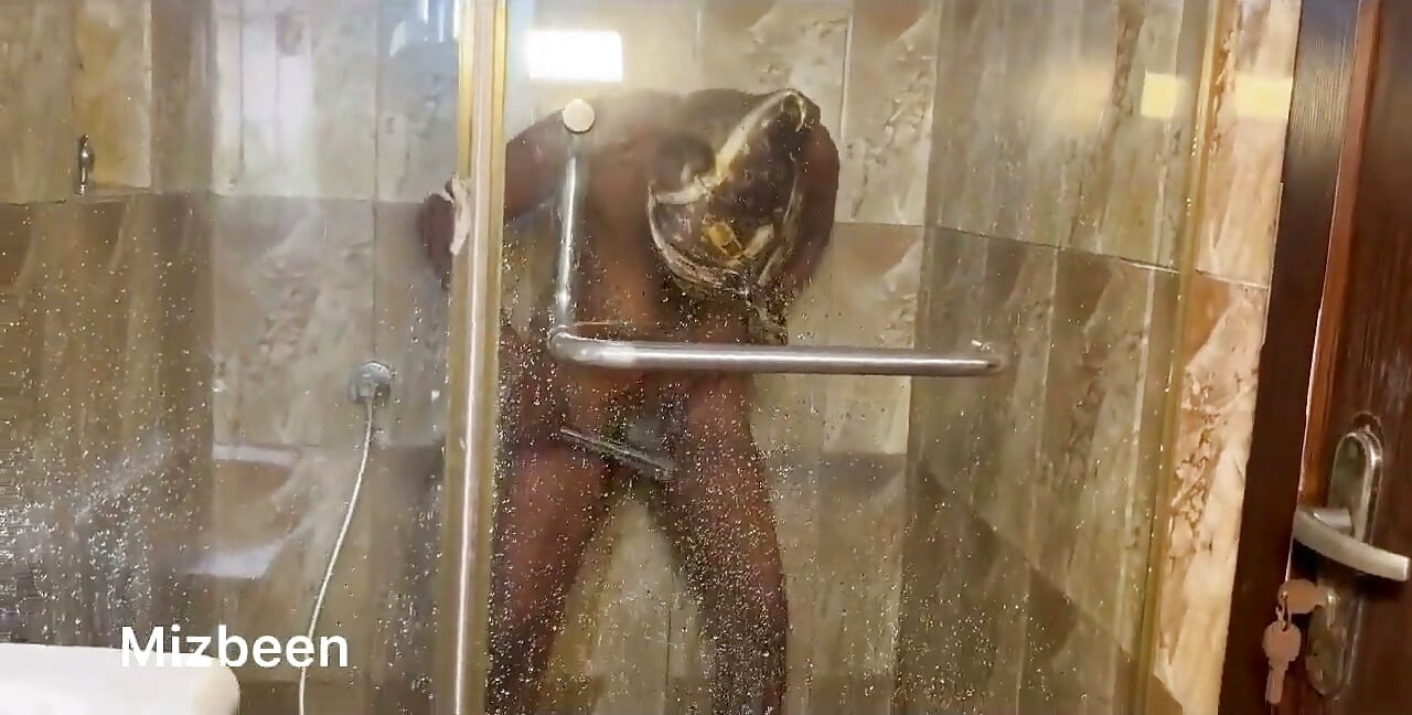 Anal tıkaçlı erotik banyo
