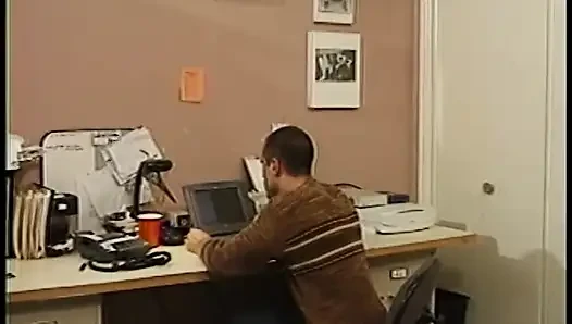 Adam korseli bardak sarışın kadının amını yalarken ikinci adam yarağını emiyor