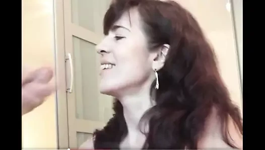 Esmer saksocu roberta sperm ile boyalı yüzünü alır