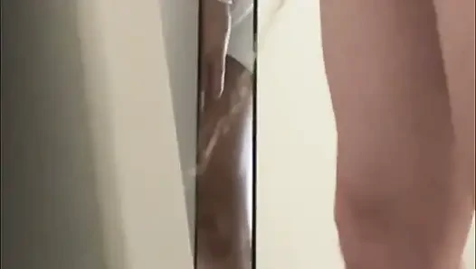 Umumi tuvaletlerde yardım eli - neredeyse yakalanıyor