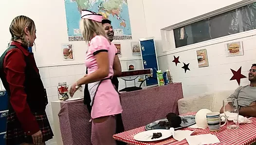 Alexis May ve Charlee Chase çifte penetrasyon anal dörtlü seks yapıyor