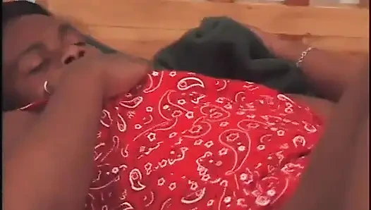 Zenci hatun sikilmeden önce beyaz yarak emiyor