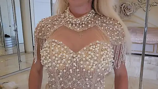 Kate Monroe seksi elbiseler deniyor