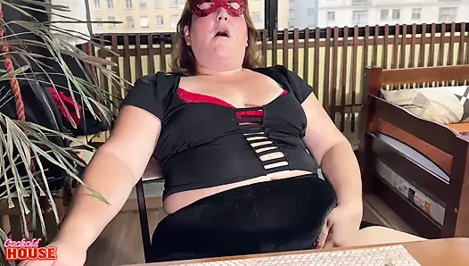 Evli iri güzel kadın gavat evindeki adamlar tarafından sikiliyor