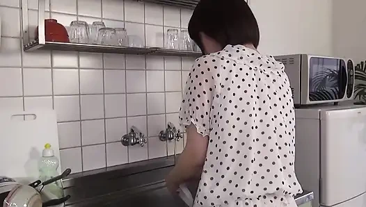 Büyük memeli oryantal kızlar sahnesi-3 büyük memeli Japon ev hanımı mutfakta sert sikişiyor