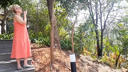 Sarışın olgun eş arada seksten hoşlanır