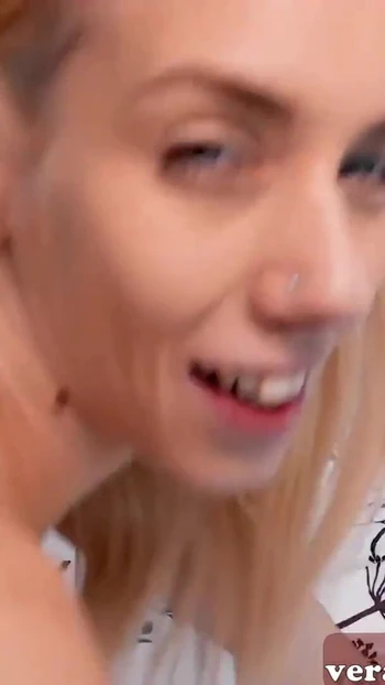 Мощный момент из "Худенькая немецкая тинка с маленькими сиськами во время спонтанного свидания в видео от первого лица"