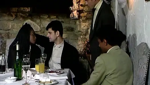 Muhteşem Alman kızlarla klas bir restauran'da dp ırklararası sikiş festivali