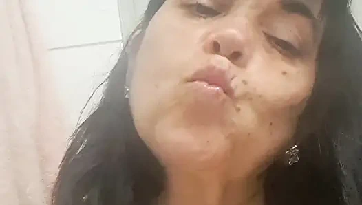 Meme kılları uzun ve külottan dışarı çıkıyor