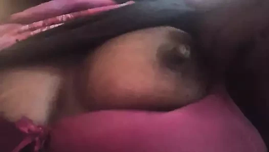 Minik genç göğüsler