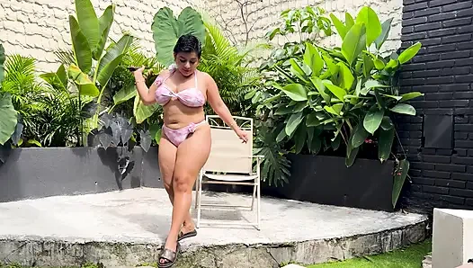 Tombul kız sürtük tatil köyünün avlusunda büyük yaraklı bir yabancıyla erkek arkadaşına sadakatsiz