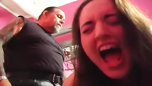 Güzel genç kız harika götünü doğru bir yere koyuyor