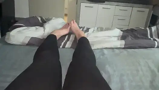 Yakın çekim ayak fetişi ıslak sıkı ıslak amcık altın vibratörle tatmin oluyor yoğun doruk noktası titreyen seğirten inleyen azgın