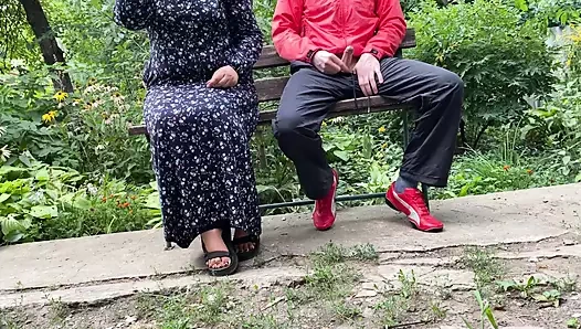 Düzgün vücutlu kayınvalidem açık havada dölümü alıyor