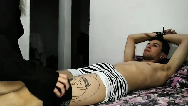 Q01 - baskın mı itaatkar mı? Debora kelepçeli adamın büyük yarağını okşuyor, öpüyor ve emiyor - p02 cha'da mevcut