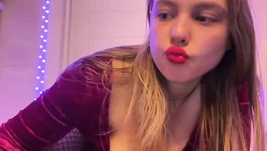 Dildo emiyor jucielussie ve çoraplı çılgın parmaklama