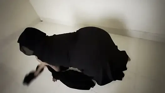 Suudi Arabistan'da kafası sıkışınca güzel bir hizmetçiyi sikiyor